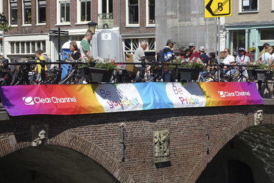 904270 Afbeelding van het spandoek Be Yourself / Be Pride aan de balustrade van de Smeebrug over de Oudegracht te ...